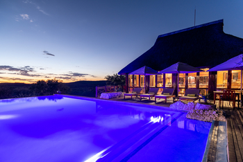 Epacha Game Lodge: Pool am Abend