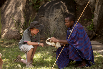 Four Seasons Safari Lodge: Guide mit jungem Gast