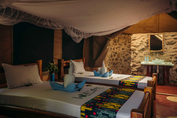 Lake Natron Tented Camp: Twin Beds mit Steinwaschbecken und Mückennetzen