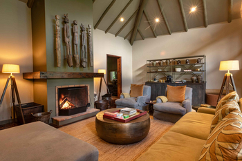 Legendary Lodge: Lounge mit Bronze-Tisch und beigem Sofa