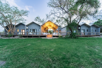 Lenyebi River Lodge: Gesamtansicht