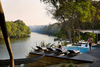 Lolelunga Private Reserve: Infinity Pool mit Sonnenliegen