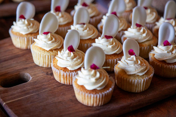 Madikwe Hills Private Game Lodge: Cupcakes auf rustikalem Holzbrett im Tageslicht