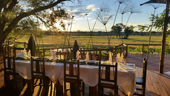 Nambwa Tented Lodge: Esstisch mit Papyrus Deko