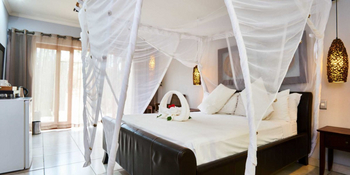 Namutoni Camp: Doppelbett mit Moskitonetz