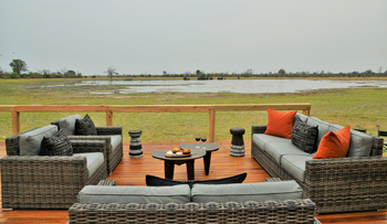Nogatsaa Pans Chobe Lodge: Lounge vor der Pfanne