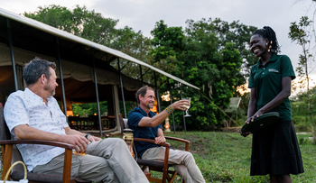 Papa's Camp: Service vor der Lounge