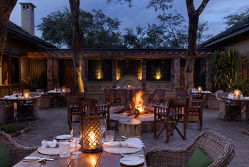 Singita Sasakwa Lodge: Feuer im Innenhof