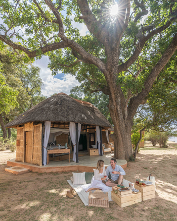 Time + Tide Mchenja Camp Time + Tide Mchenja Camp: Lunch vor einem Chalet