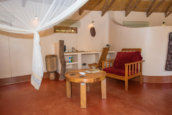 Tongole Wilderness Lodge: Sessel und Beistelltisch