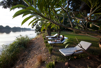 Track and Trail River Camp Track and Trail River Camp: Liegestühle am Flussufer