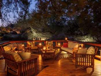 Tuli Safari Lodge Mashatu: Deck mit Laternen
