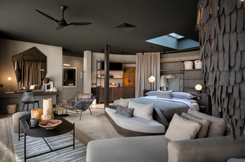 andBeyond Sossusvlei Desert Lodge: Suite - Sessel und Bett