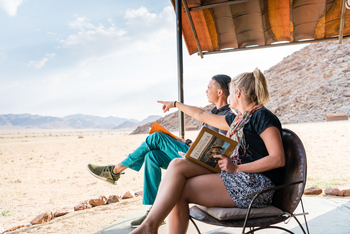 Camp Sossus: Sessel unter dem Vordach