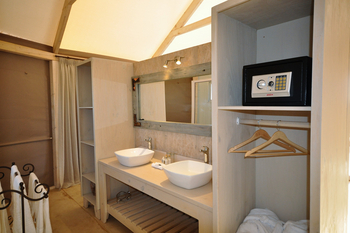 Desert Hills Glamping: Doppelwaschtisch