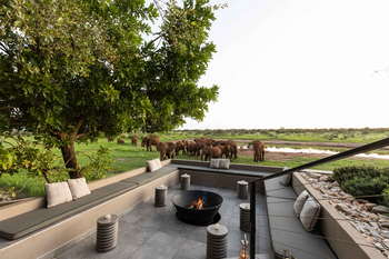 Jamala Madikwe: Outdoor-Lounge mit Feuerstelle und Kissen