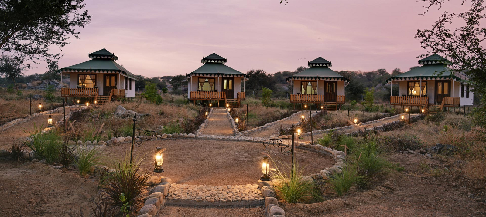 Jawai Leopard Safari Lodge Jawai Leopard Safari Lodge: 4 Luxuszelte in der Dämmerung