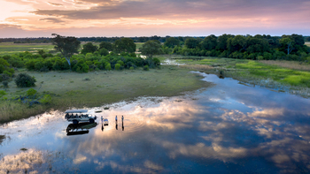 Khwai Leadwood Camp: Sundowner im seichten Wasser
