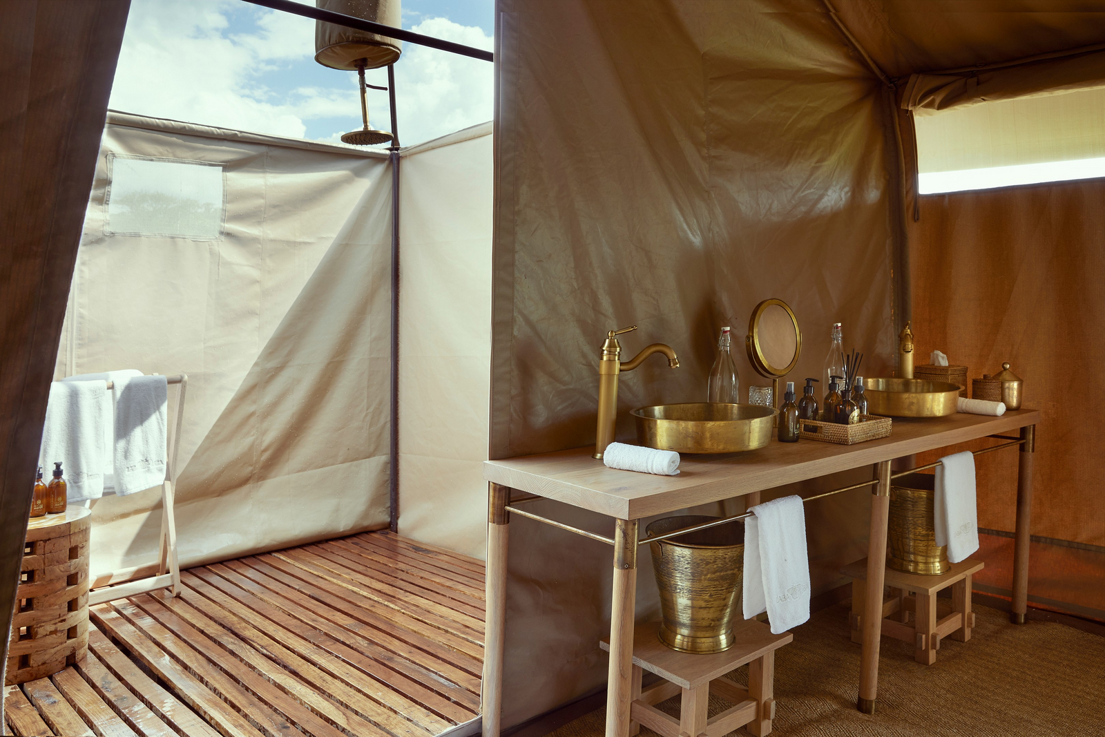 Laba Migration Camp Laba Migration Camp: Doppelwaschbecken und Außendusche