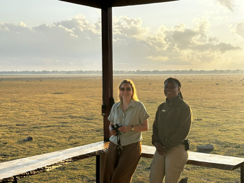 Lion House Sleep-out: Paar mit Fernglas auf Aussichtsdeck