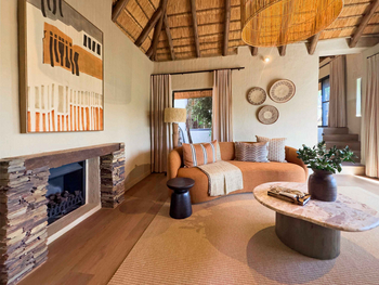Madikwe Hills Private Game Lodge: Lounge mit Kamin und Sofa