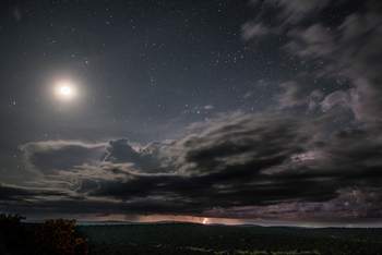 Mihingo Lodge: Mond und Gewitter
