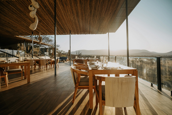 Nimali Serengeti Camp: Außenbereich Restaurant