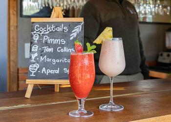 Notten's Bush Camp: Zwei Sundowner Cocktails an Holzbar