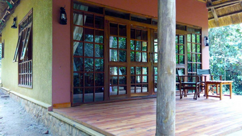 Primate Lodge: Veranda mit Vordach