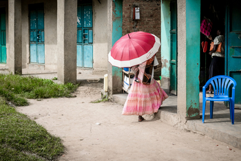 Sanctuary Gorilla Forest Camp: Einheimische mit Regenschirm