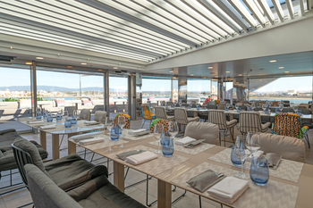 Scenic Eclipse II: Helle Essbereich mit Hafenpanorama