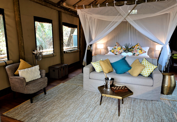 Setari Camp: Coffee Table und Sofa