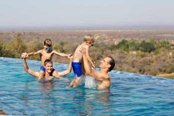 Singita Malilangwe House: Planschen im Pool