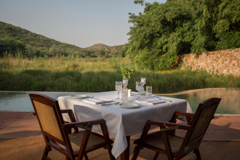 Sujan Sher Bagh: Romantisches Mahl am Pool mit Blick auf das umgebende Hügelland