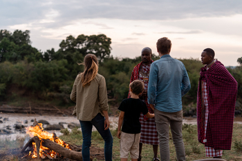 Tangulia Mara Camp: Familie am Lagerfeuer