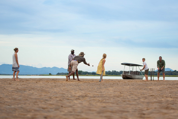 Tembo Plains Camp: Ballspiel mit Guide