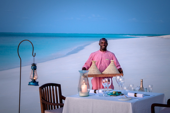 andBeyond Mnemba Island Lodge: Privates Abendessen am Strand