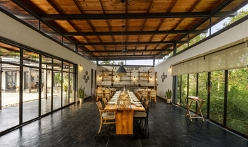 Bori Safari Lodge: Langgestreckter Esstisch