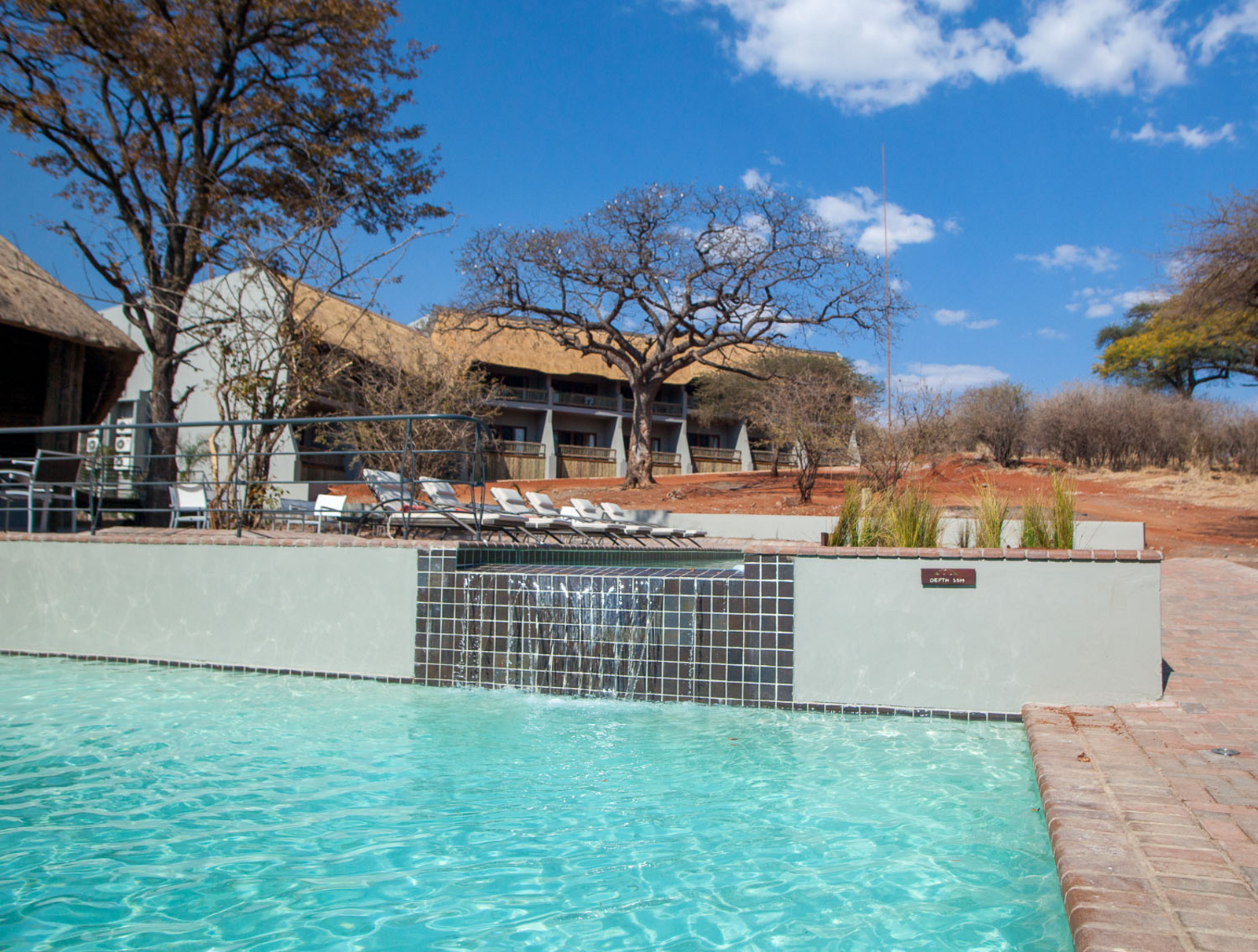 Chobe Bush Lodge Chobe Bush Lodge: Zimmerblock hinter dem Pool