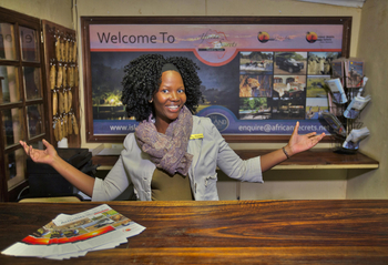 Island Safari Lodge: Warona an der Rezeption