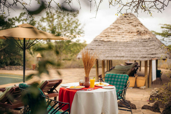 KIA Lodge: Poolside Tisch mit Orangensaft im Schatten