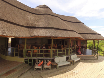 Kasenyi Safari Camp: Deck vor dem Hauptgebäude