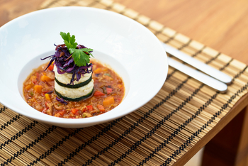 Mkomazi Wilderness Retreat: Bunt angerichtetes Gericht auf Bambus-Platzset