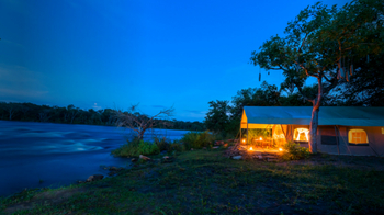 Papa's Camp: Gästezelt bei Nacht