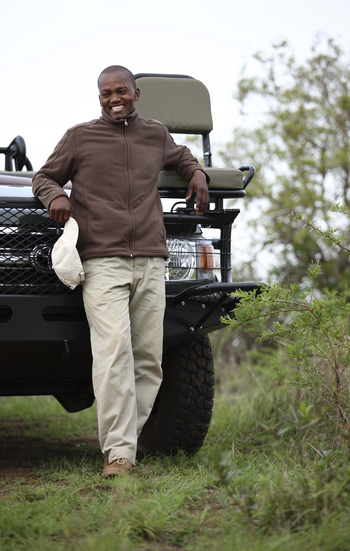 Phinda Mountain Lodge: Angestellter am Safarifahrzeug