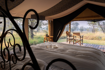 Serian Serengeti Lamai: Lektüre auf dem Bett