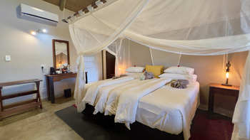 Shametu River Lodge: Moskitonetz über dem Bett