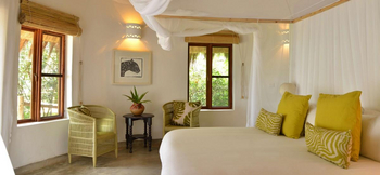 Chobe Bakwena Lodge Chobe Bakwena Lodge: Riverview Chalet - Doppelbett und Sessel