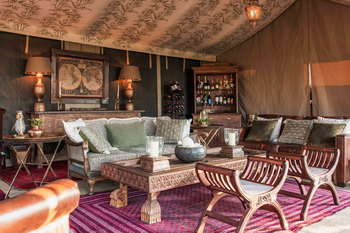 Elewana Little Elephant Pepper Camp: Koloniale Lounge mit geschnitztem Sofa