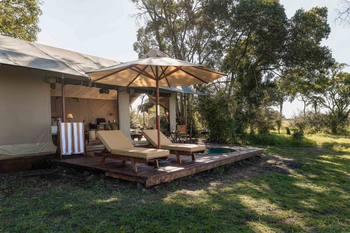 Elewana Little Elephant Pepper Camp: Liegestühle auf Holzdeck